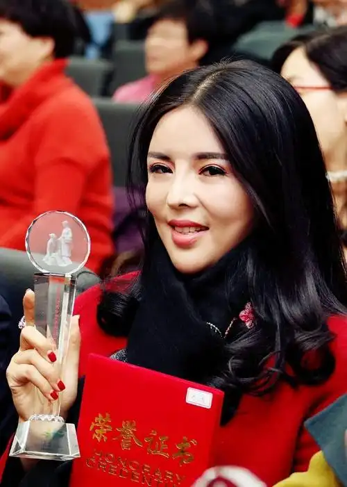 作者王洁简介中国散文学会副秘书长,陕西省作家协会会员,青年作家诗人