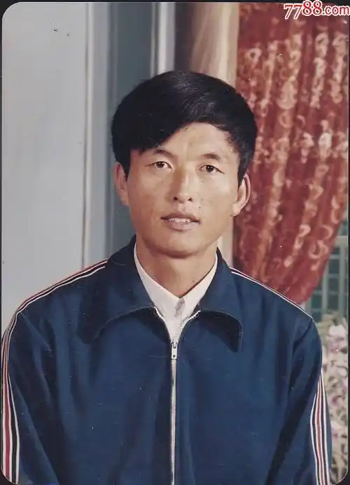 80年代早期男子留影-价格:5元-se81263954-老照片-零售-7788收藏