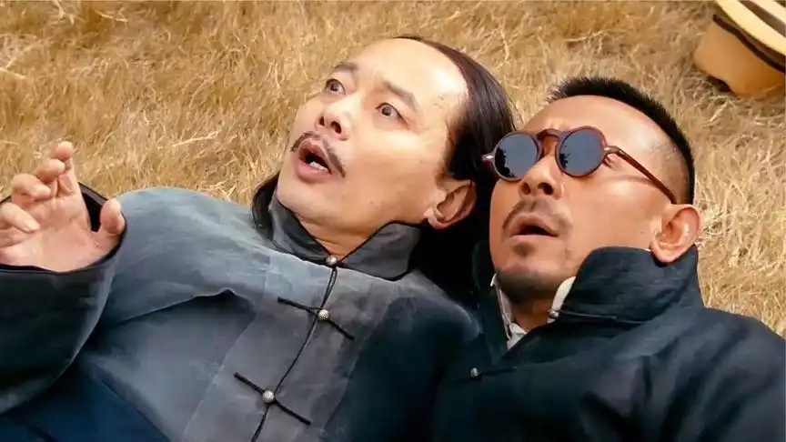 吃着火锅唱着歌,葛优饰演的县长带着夫人和师爷被一阵枪打翻了