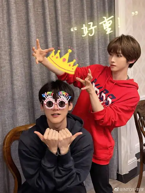 刘宇发博为周柯宇庆生##刘宇晒合照为周柯宇庆生