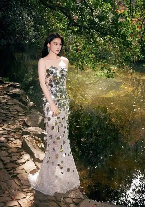 张馨予银片长裙写真!她肤白貌美露出事业线性感火辣_秀发_银色_凹凸