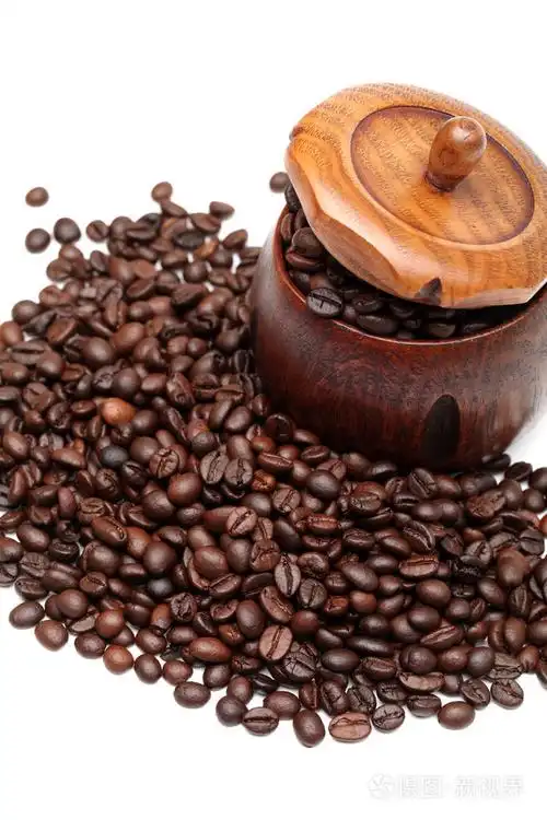 在白色背景上的咖啡豆
