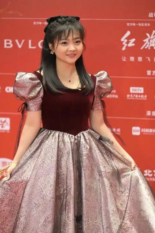 林妙可真是没长大罕见走红毯还穿公主裙歪头卖萌不像个成年人