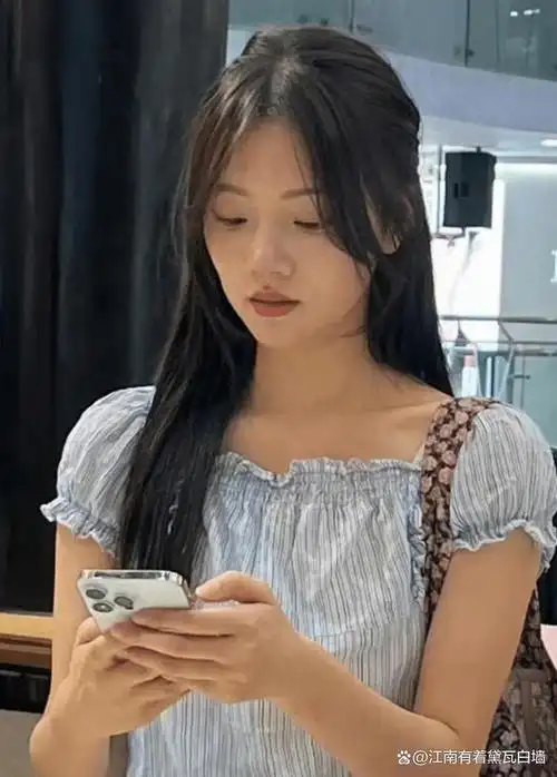 任敏逛街被拍,背79元帆布包,网友:普通邻家女孩