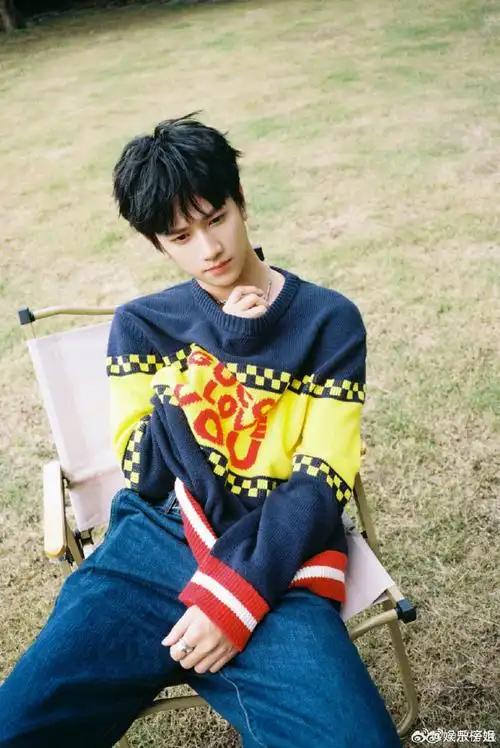 敖子逸把手穿过毛衣摸项链