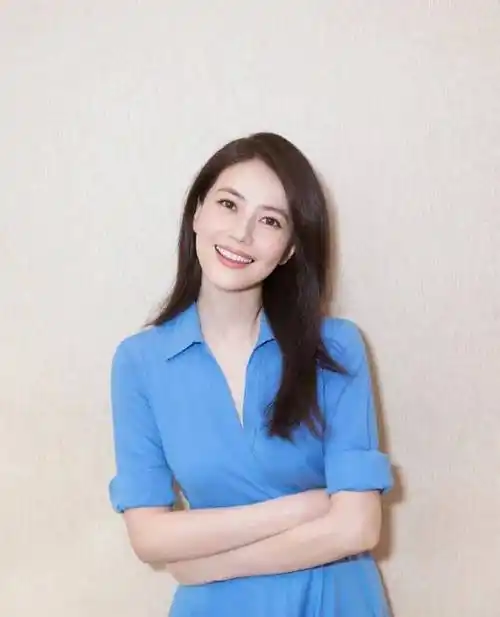 41岁高露对比43岁高圆圆:长相非常相似,但风格却截然不同