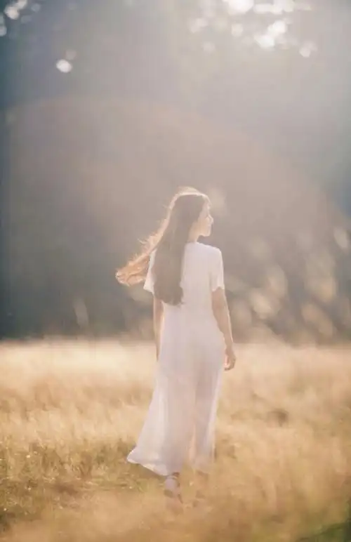 背影是最美的吗长发是你爱的吗女生头像壁纸背影阳光明媚又忧伤