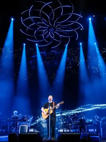 打开凤凰新闻,查看更多高清图片演唱会尚未开始之时,许巍的乐迷们就