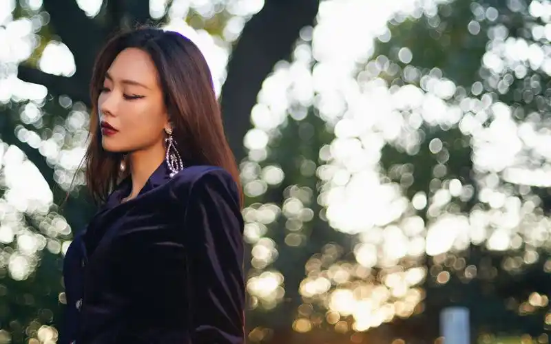 王霏霏西装杀魅力性感图片桌面壁纸