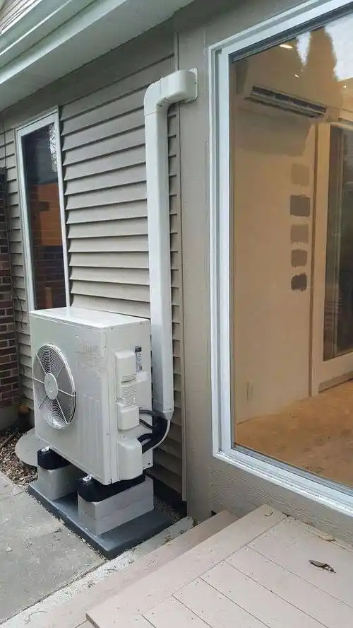 在日本,师傅装空调干净利落,外墙不能挂外机,每户都放在阳台上_管道