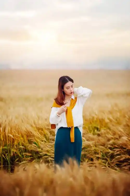 单人拍照12个姿势适合一个人摆拍简约不做作拍出各种美照