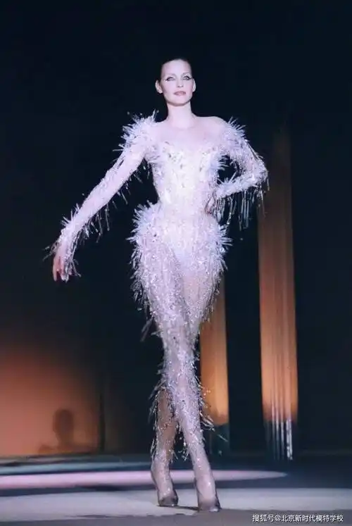 模特走秀姿势技巧教程_造型_棱角_动作