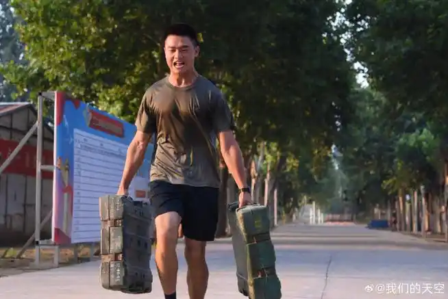 带着对未来的憧憬来到了空降兵部队,让我们来看看他们的表现吧#中国