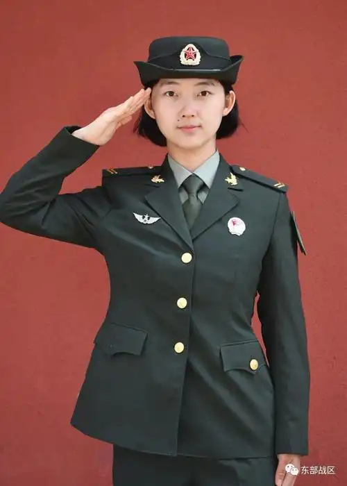飒!这3名女兵的履历真不简单