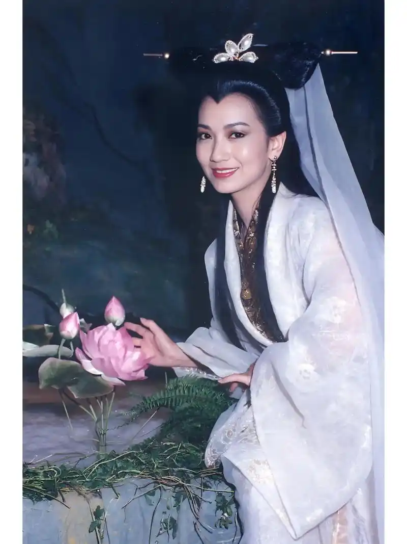 童年的美好回忆,白素贞和许仙的浪漫爱情故事碰上一个不懂爱的法 - 抖