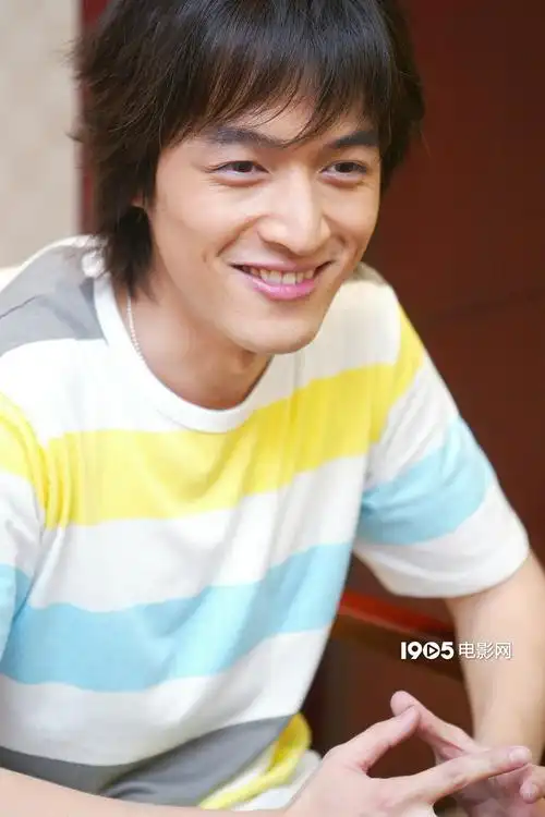 小电君为大家奉献珍藏多年的胡歌采访照片,2005年23岁的胡歌,活泼爽朗