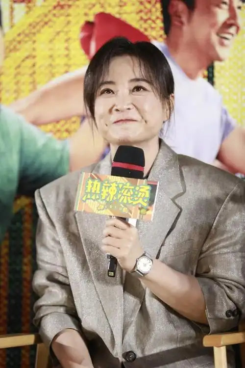 不上春晚的贾玲与上春晚的沈腾热辣滚烫飞驰人生票房冠军之争