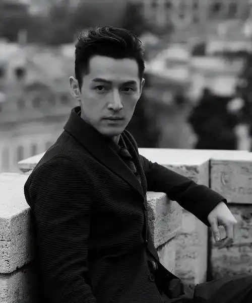 胡歌与妻子亲密近照上热搜:这松弛感,着实太让人羡慕了!