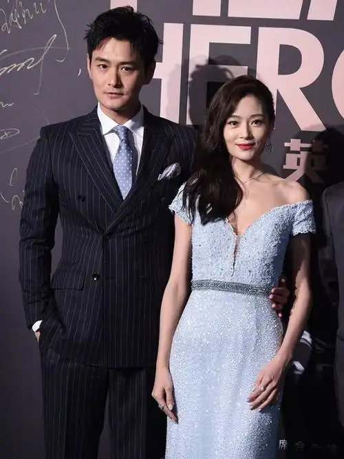 高贵妃谭卓现身穿开叉长裙秀水蛇腰同台纯妃谁更美