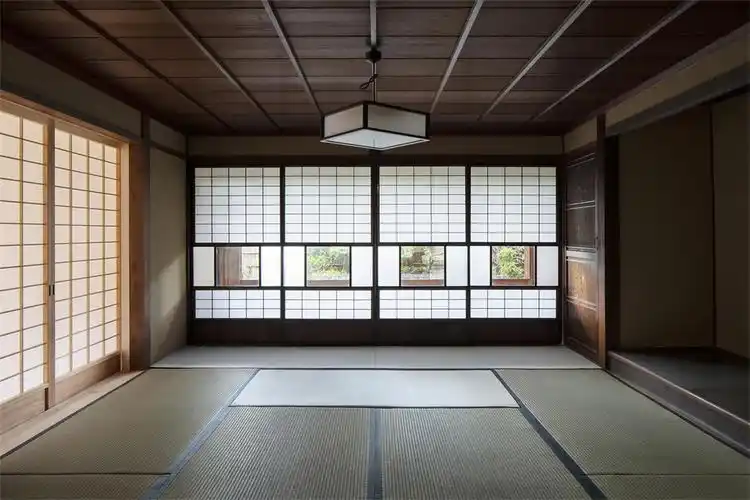 salt建筑团队创建的173平方米的日式传统木屋住宅改造设计,位于日本三