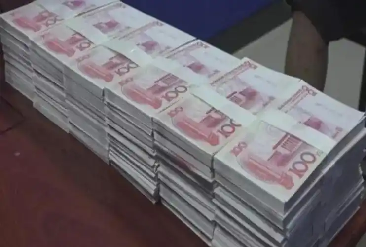 男子堆起大钞炫富被抓 警方起底假土豪骗术(图)