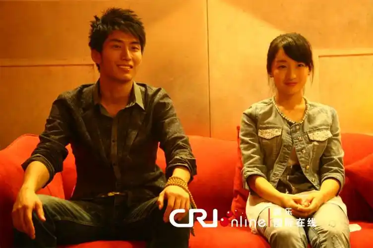 国际线上《山楂树之恋》观影会 周冬雨窦骁可爱表情大放送(组图)