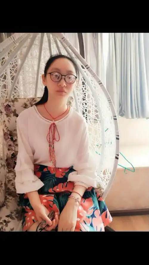 表妹20岁,近视将近8000度,戴着厚厚的眼镜连睛都看不见了,看不见人生