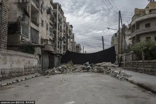 叙城市废弃车辆横街道阻挡狙击手(高清组图) -国际频道-新华网