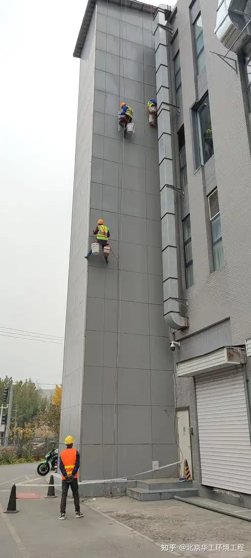 吊绳外墙通风管道安装师傅