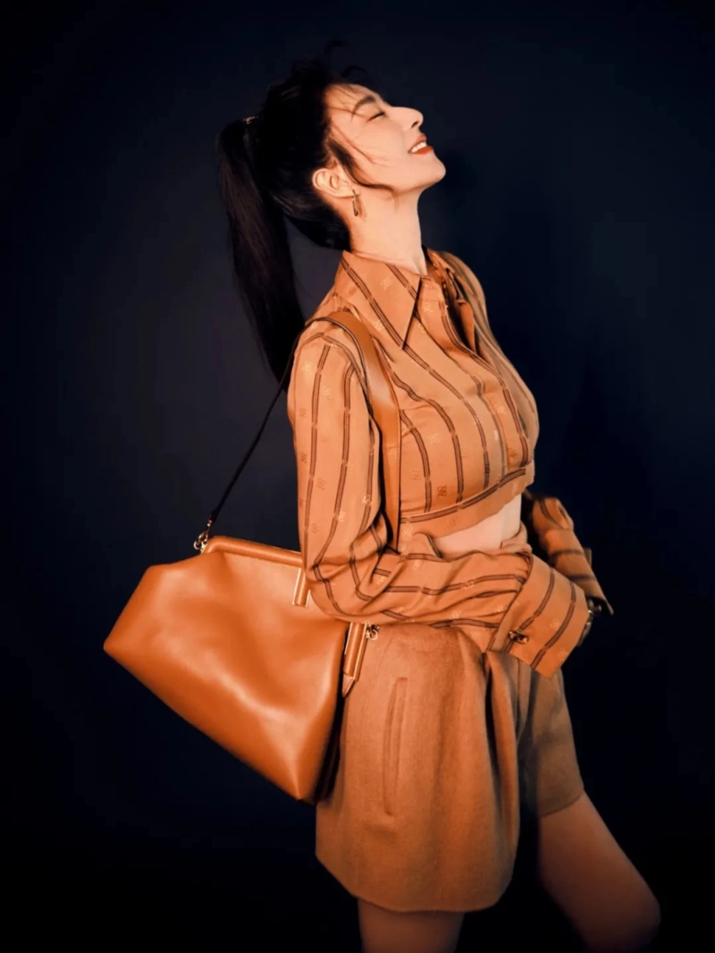 薇娅真不愧是带货女王,身穿衬衫搭配高腰短裤,细腰长腿抢眼抢镜_身材