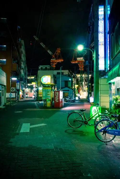 夜晚街头的小店