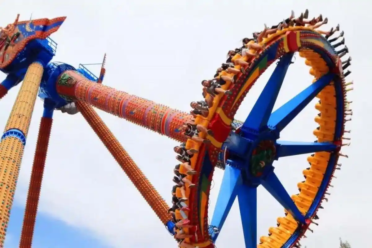 大同方特游乐园最刺激的项目之一,绝对就是大摆锤了.