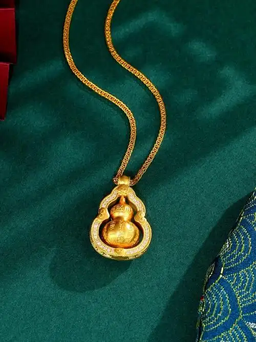 六福珠宝这款葫芦吊坠项链真的太有福气了!