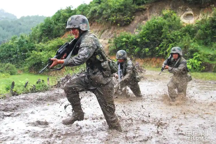 成都军区某师训练场:钢铁战士这样炼成