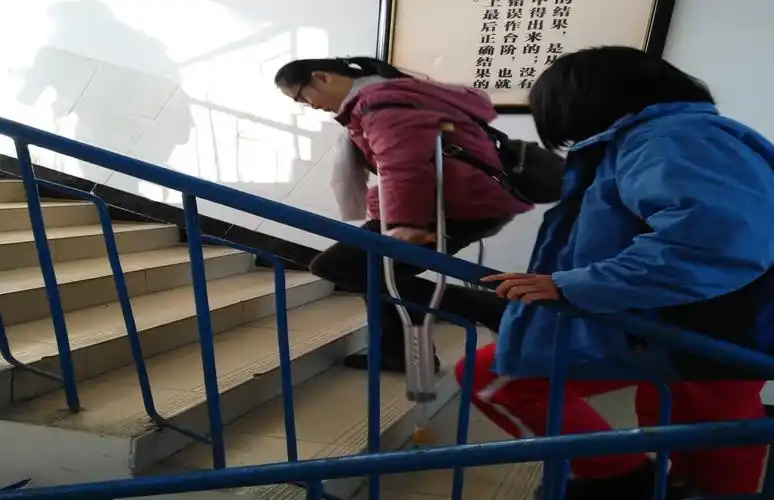 寒风中拄着双拐的背影