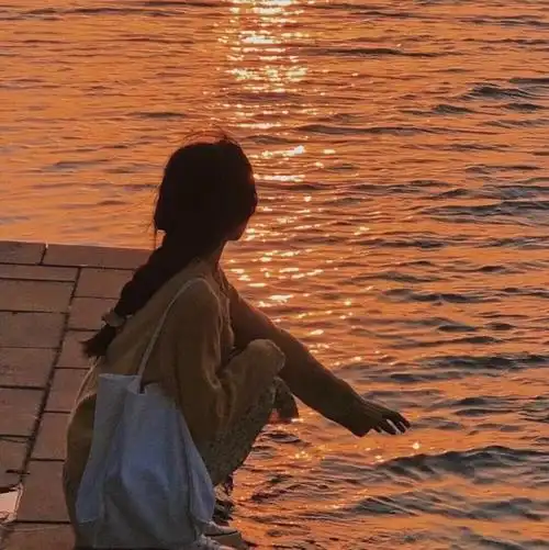 女头高冷背景壁纸头像