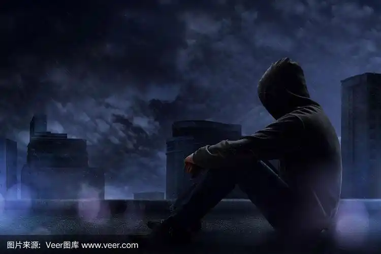 在一个雨夜坐在屋顶上的男人