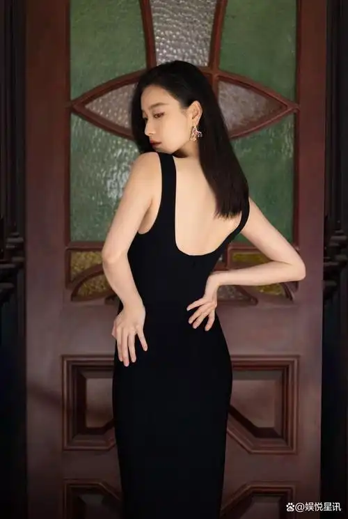 照片中倪妮披散长发妆容干净酷飒,身穿黑色吊带鱼尾裙勾勒完美身材,在