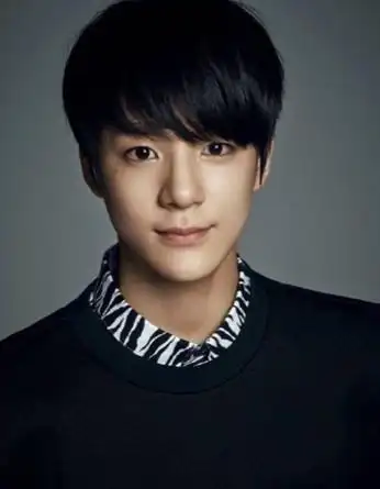 男生斜刘海发型图片 好看的男学生斜刘海发型_齐刘海发型_帅哥发型网