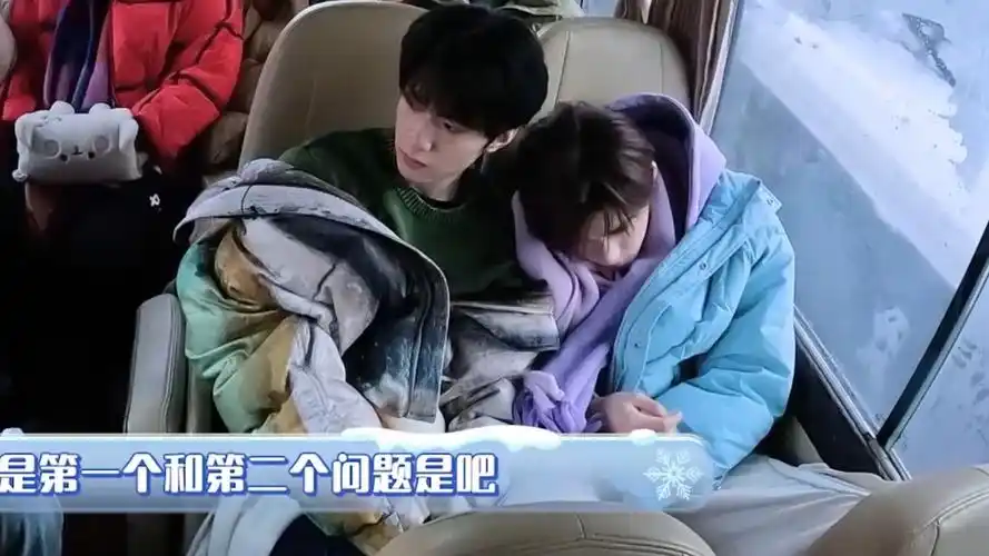 到底谁教刘耀文把衣服半脱,就为了方便宋亚轩靠他肩膀上舒服一点