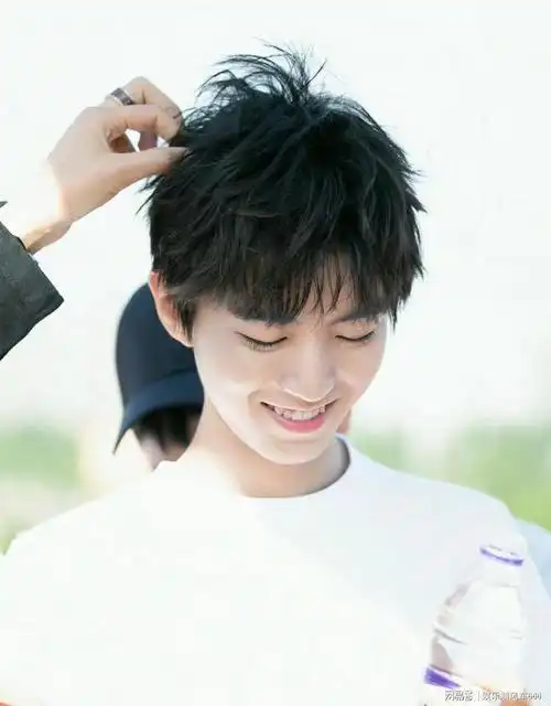 王俊凯机场怒怼代拍网友发声支持正能量偶像王俊凯