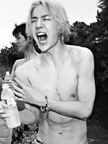 好好好大晚上的吃点好的#王一博 #腹肌 #硬照 - 抖音