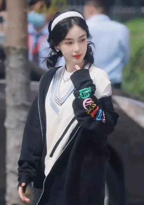 杨颖《奔跑吧兄弟》饭拍,米白针织背心配阔腿牛仔裤,清新又甜美