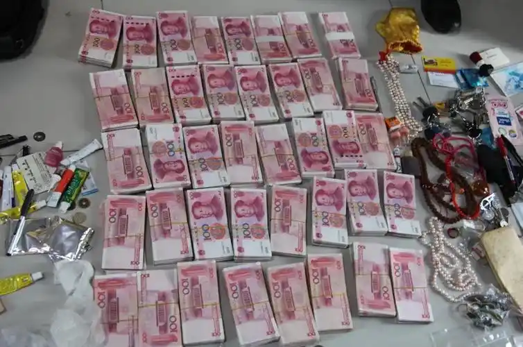 警方从王兴夫处搜出的各种现金与外币的一部分