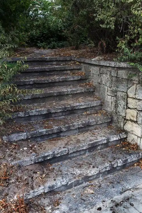 一座古老的石头楼梯台阶石阶上下纹理背景设计