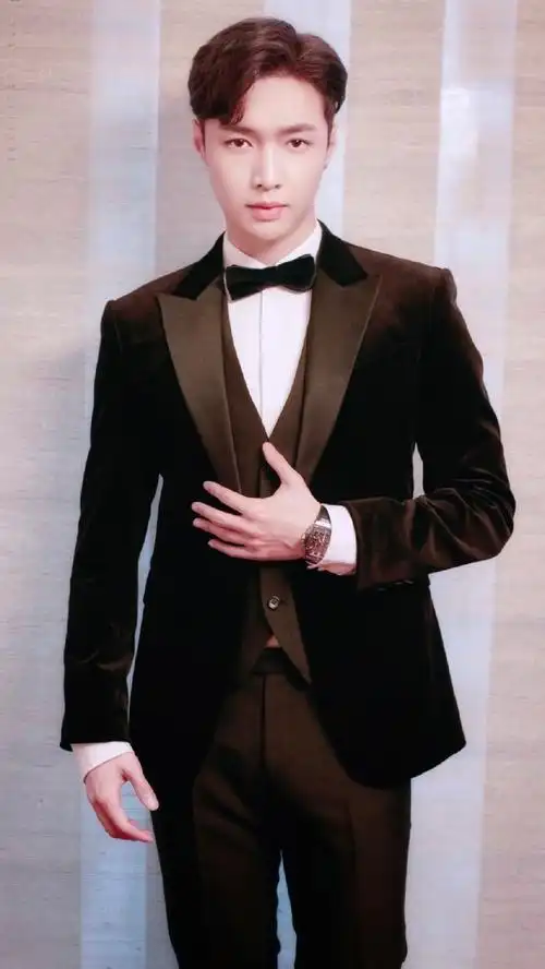 张艺兴正装身材比例#张总西装风格 永远的神@努力努力再努力x正统大