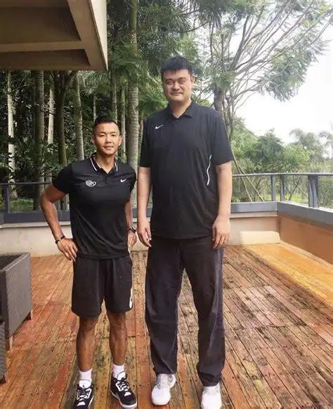 姚明跟一米八的人合照姚明和十四位明星合影2022已更新今日资讯