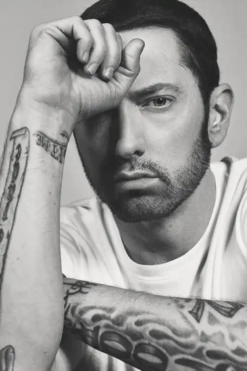 看看who is back,eminem 登上《interview》封面