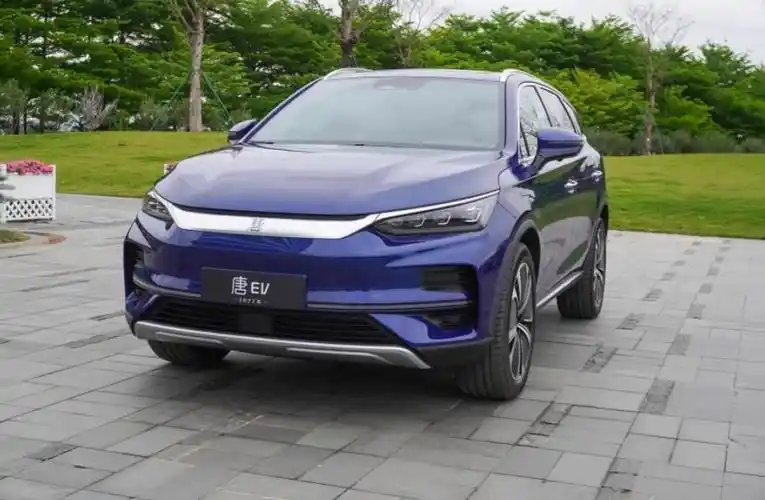 比亚迪唐ev新车到店实拍豪华大6座续航730km或售30万以上