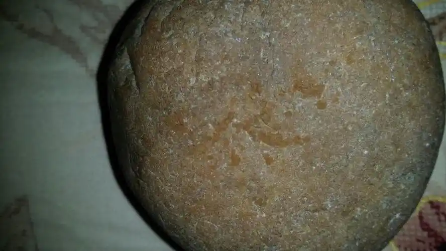 有谁知道这块石头是玉石原石吗?在黑的地方用照明手电照是透明的